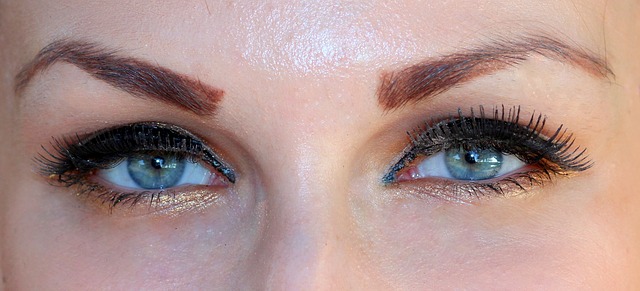 Eye makeup on blue eyes